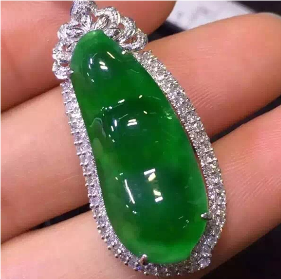 翡翠手镯豆底飘花翡翠为何“以绿为贵”？  第5张