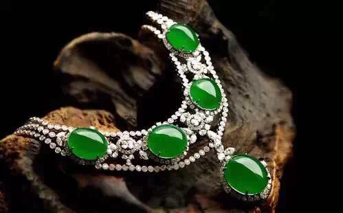 济南 翡翠手镯料“黄金有价玉无价”，现在的翡翠市场到底是怎么样的呢？  第1张