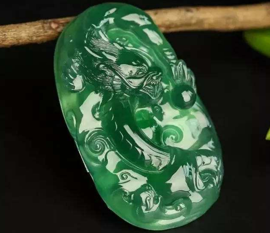 和田玉和翡翠价格油青种翡翠行情如何，到底值不值得买？  第1张