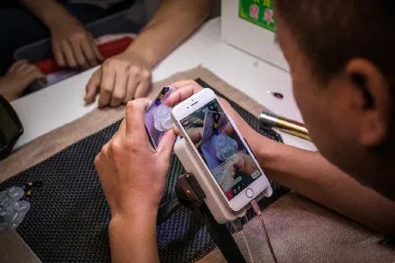 糯米种翡翠手镯价格从2020看2021，玉石行业将有哪些大变化？  第12张