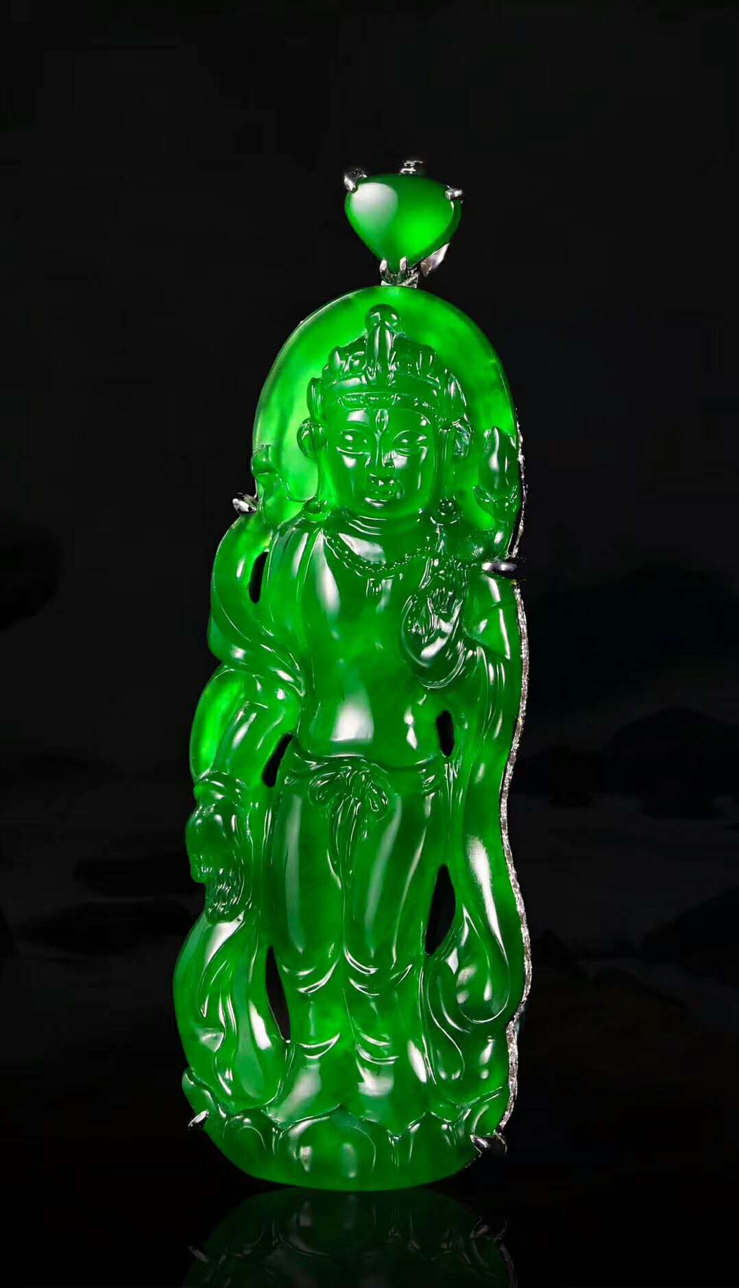 买几十万翡翠的就是土豪？高货翡翠价格你根本想不到！  第1张