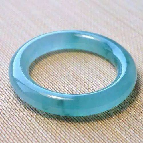 绿色的翡翠手镯神秘“网红”玉石品种，价格全靠吹，真的不值钱！  第1张