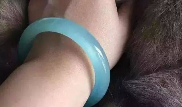 绿色的翡翠手镯神秘“网红”玉石品种，价格全靠吹，真的不值钱！  第11张