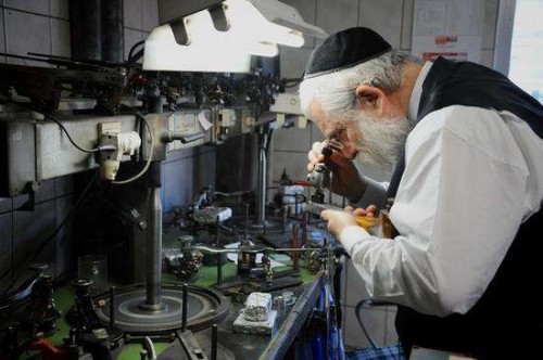 老坑玻璃种翡翠特点钻石行业缓慢复苏，珠宝消费倾向线上交易模式  第3张