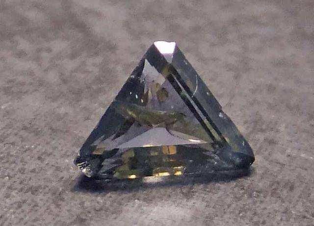 卖翡翠吊坠价格它是“假蓝宝石”，价格却比真蓝宝石还高，这是什么情况？  第2张