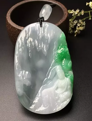 翡翠 春彩 挂件一抹绿的价值有多高？当它出现在翡翠里你就懂了！  第6张