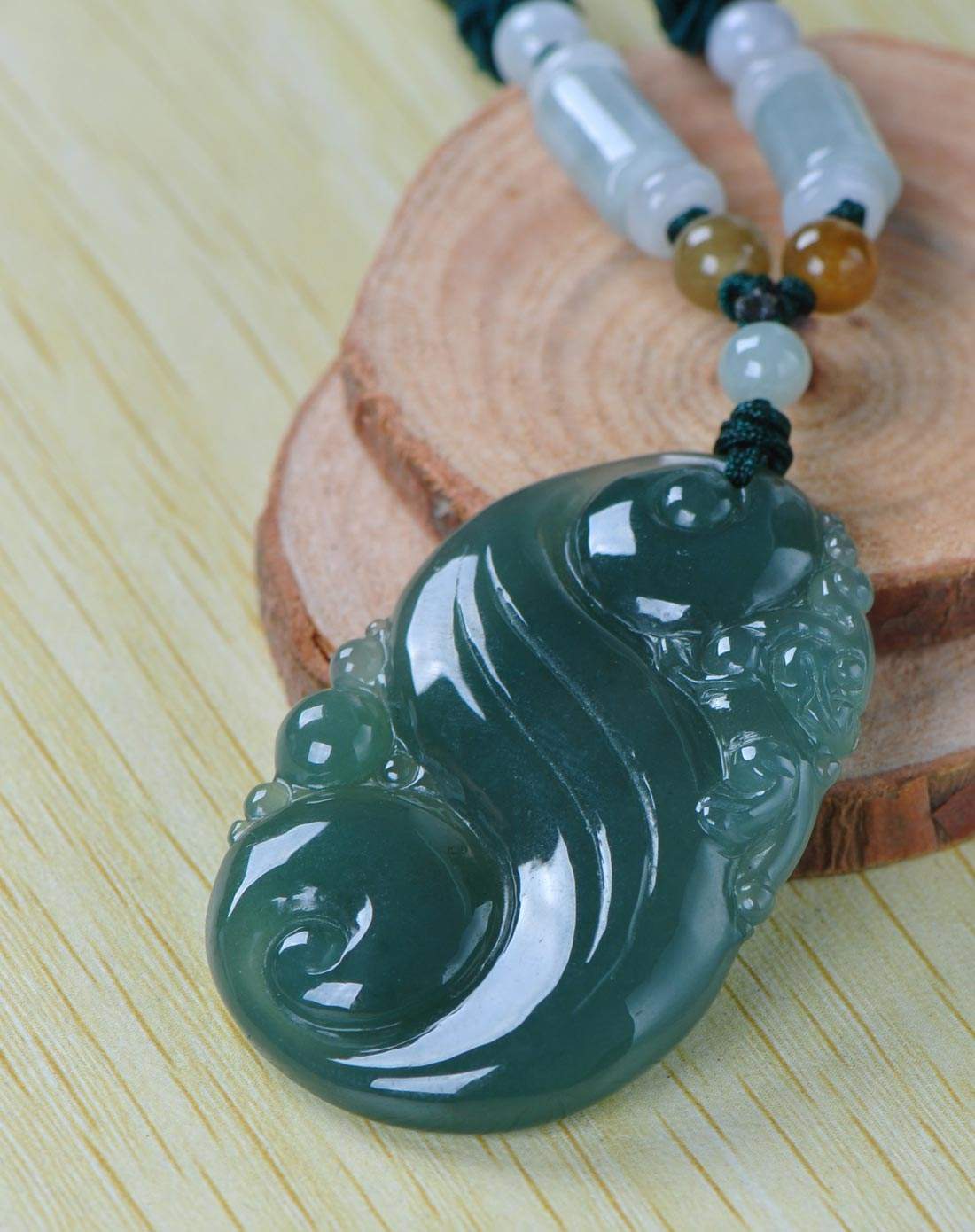 「干货分享」新手如何看油青翡翠及其价值  第1张