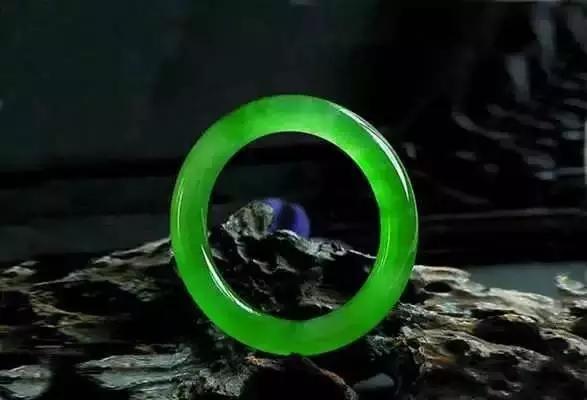 冰种翡翠笑佛吊坠翡翠价值与价格的关系推理分析，实在是太经典啦  第1张