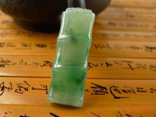 浅谈，油青种翡翠市场行情  第4张