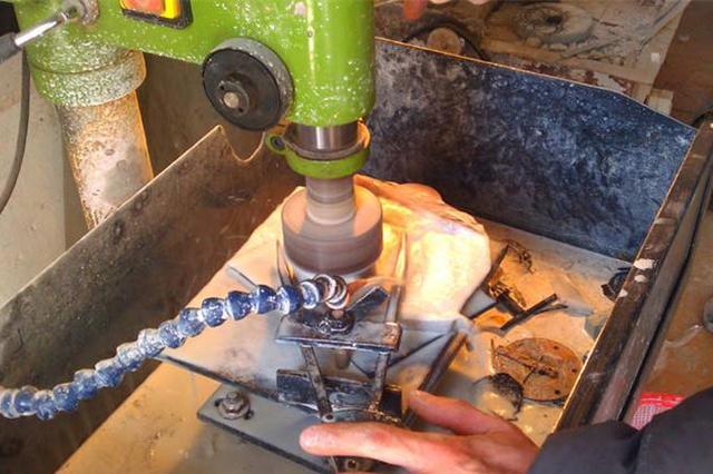 从原石到成品，十几道工序的磨练，终于知道翡翠手镯为什么那么贵  第7张