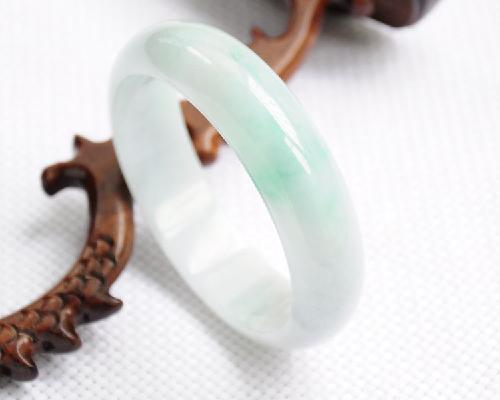 果敢翡翠手镯直播间细糯种翡翠是什么颜色？细糯种翡翠手镯的价格是多少？  第3张