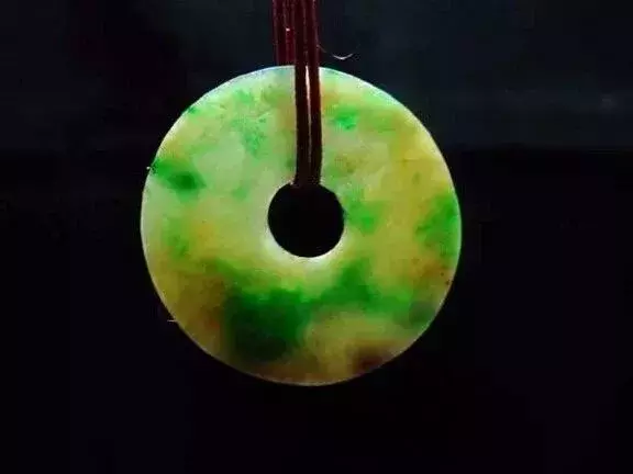 翡翠的颜色越多越值钱？千万别被骗了  第14张