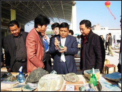 翡翠吊坠带扣头好还是不带好近10年翡翠投资市场的行情变化  第3张