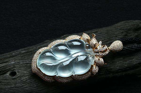 无色翡翠价格快速飙升的原因是什么？  第1张