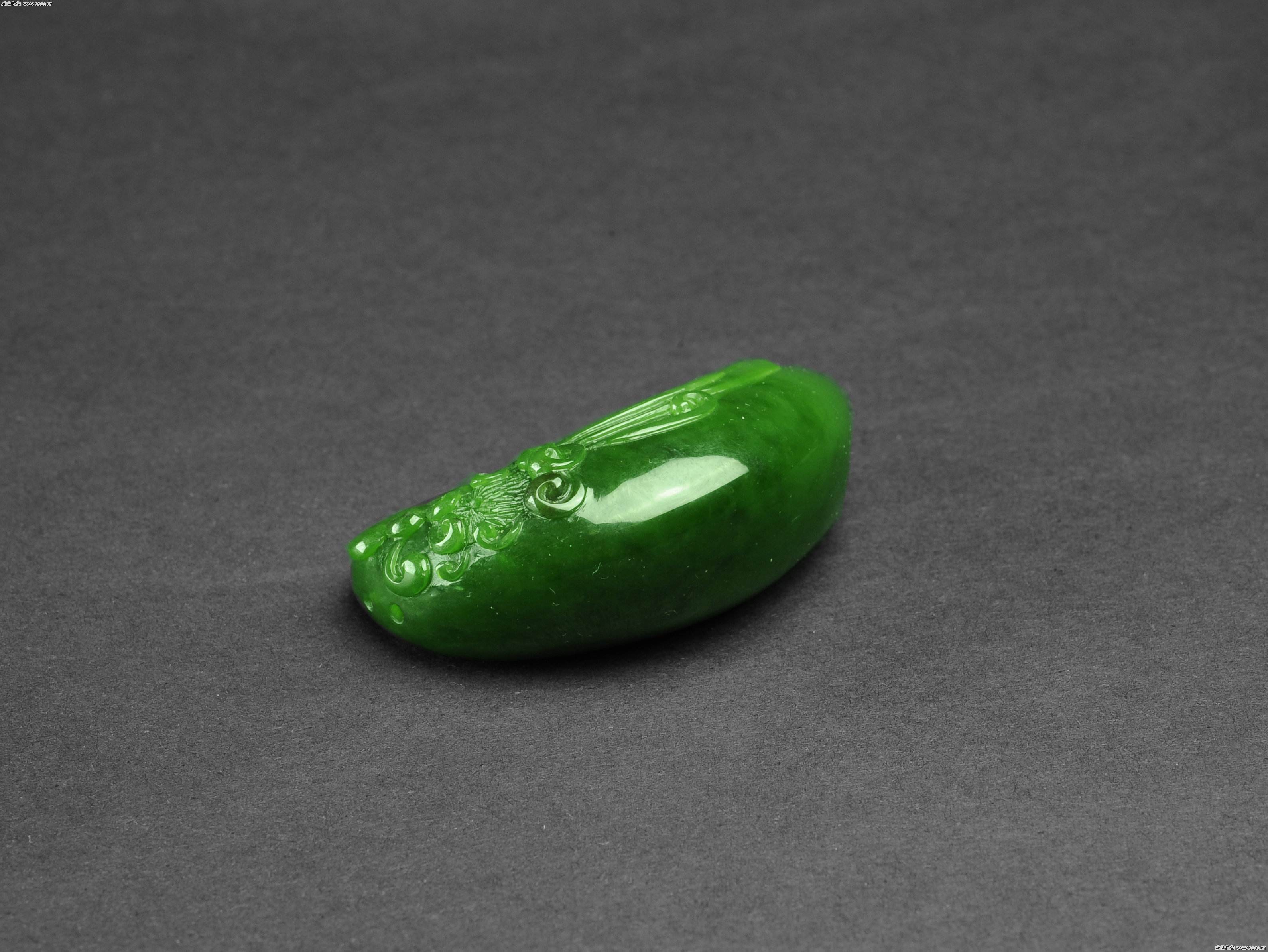 干青种翡翠手镯交易同是绿色翡翠，为什么价格差别就这么大呢？看完你就明白了  第1张