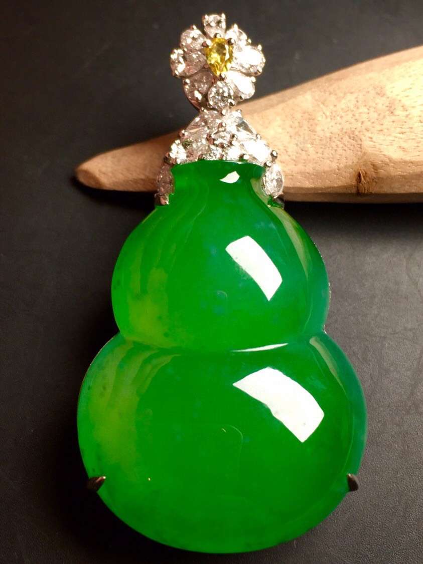 玉吊坠的翡翠玉器价格冰火两重天：高档翡翠高涨 普通玉器暴跌  第2张