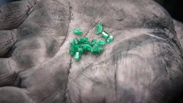 翡翠玉石手镯心非洲祖母绿能开“木佐绿”证书？顶级祖母绿的颜色跟产地到底有没有关系？  第6张