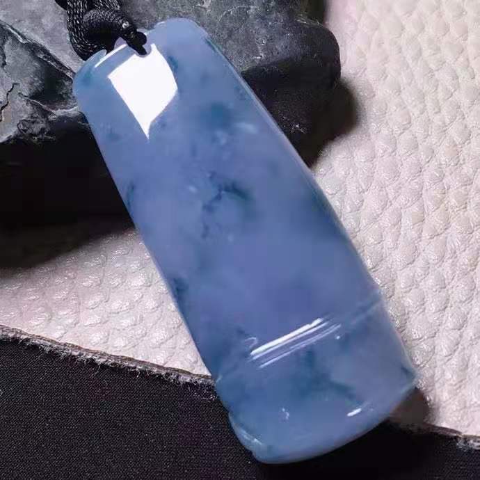 玉吊坠的翡翠玉器价格冰火两重天：高档翡翠高涨 普通玉器暴跌  第1张