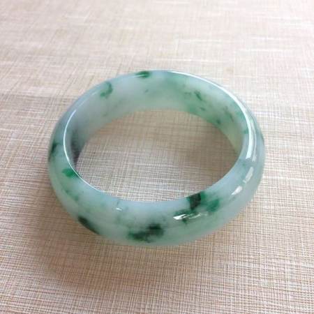 1000元左右的翡翠手镯都是翡翠，为何相差一个字价格就跌那么多呢？  第2张