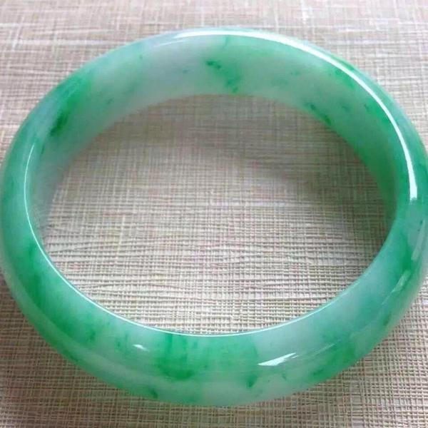 果敢翡翠手镯直播间细糯种翡翠是什么颜色？细糯种翡翠手镯的价格是多少？  第5张