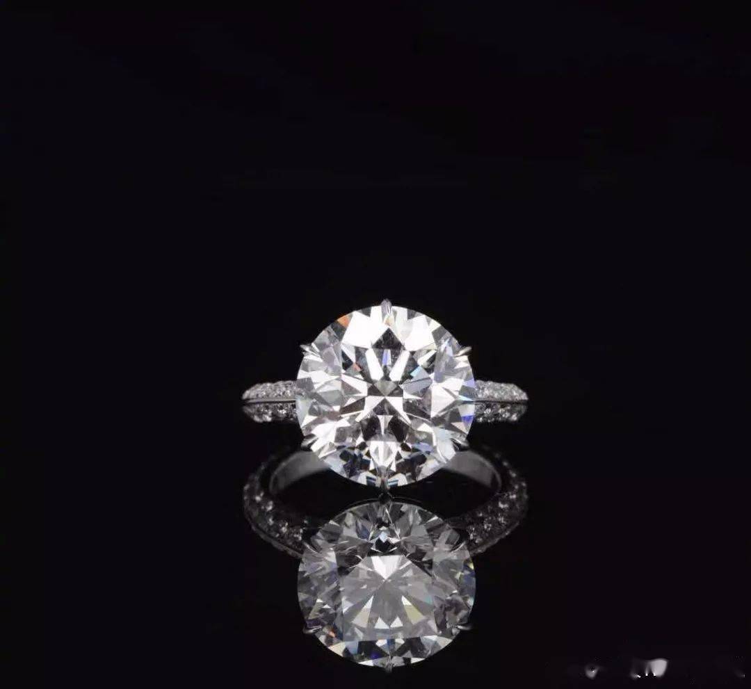 金鱼翡翠吊坠苏富比亿元成交一颗102.39克拉无瑕钻石，能够随身携带的“流通硬货”正是投资热门！  第5张