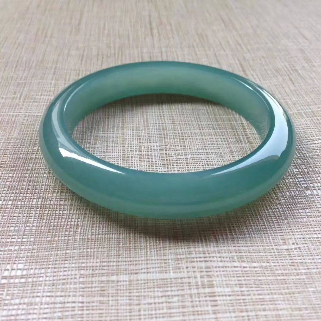 绿色的翡翠手镯神秘“网红”玉石品种，价格全靠吹，真的不值钱！  第13张