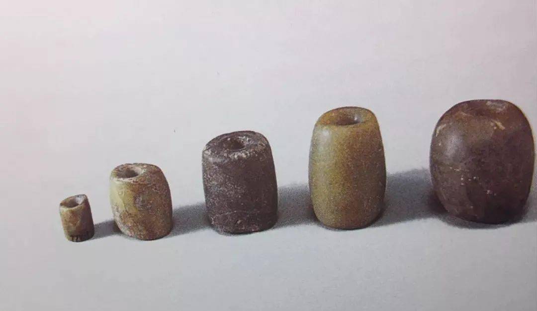 多粒翡翠群镶吊坠路边随手捡的一颗丑珠子，竟然价值连城？！  第1张