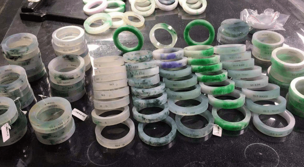 日赚40000！假如拿玉石摆地摊，他敢卖你敢买吗？  第16张