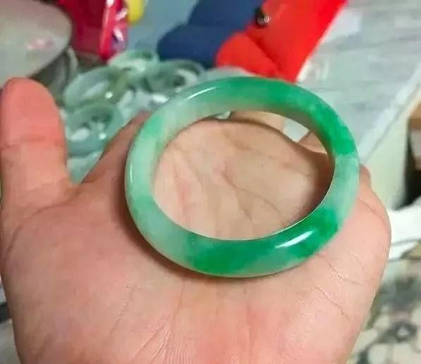 缅甸翡翠原石拍卖论坛中低档翡翠的价格趋势如何变化？中低档翡翠适不适合做投资呢？  第5张