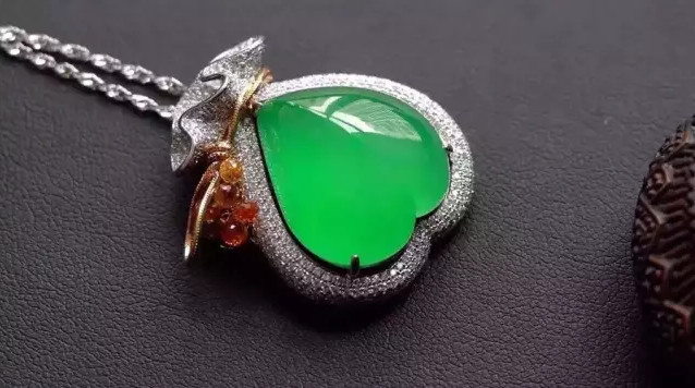 怎样鉴别翡翠原石真假翡翠价格上涨，要想买到高端翡翠，必须要学会察颜观色  第3张