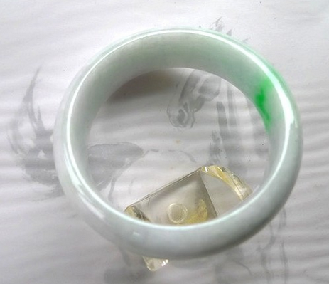 翡翠原石裂缝最常见的中低档翡翠，到底具不具备投资收藏价值？  第7张