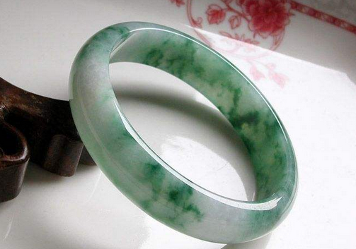 翡翠 春彩 挂件一抹绿的价值有多高？当它出现在翡翠里你就懂了！  第5张