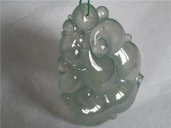 年轻女孩翡翠戒指冰种翡翠价格差距很大，什么决定了它的价格因素？  第1张