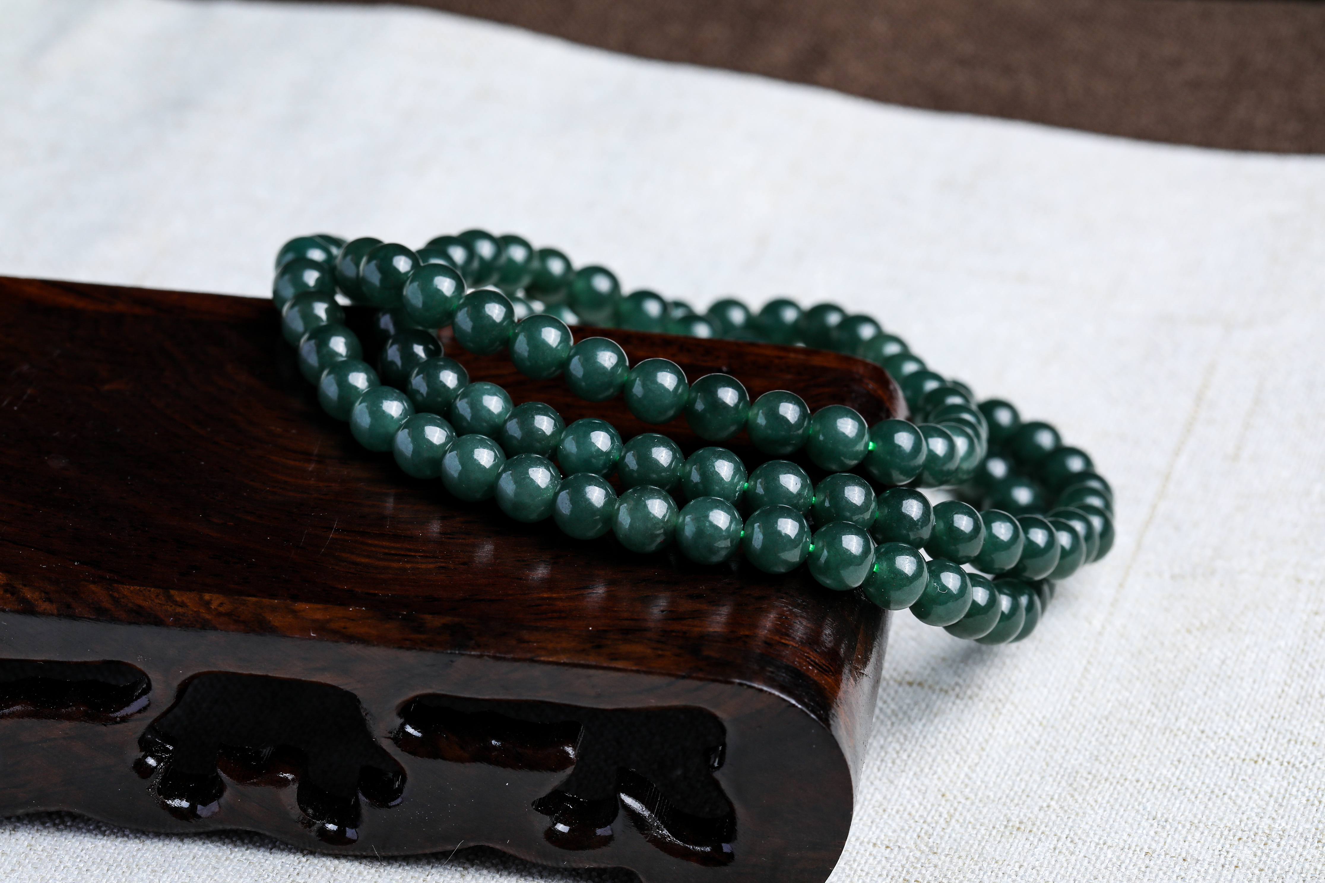 翡翠手镯能变小吗油青种翡翠被行内认为是“较亏的品种”，那它真的不值得购买吗？  第6张