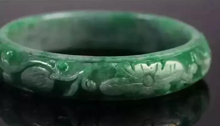 油青翡翠抛光翡翠收藏：翡翠价格涨得再飞，买了有这些情况的也就和你无关  第11张