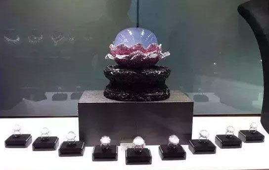 价值6亿的紫罗兰翡翠照样“见光死”? 真是又爱又恨的翡翠  第2张