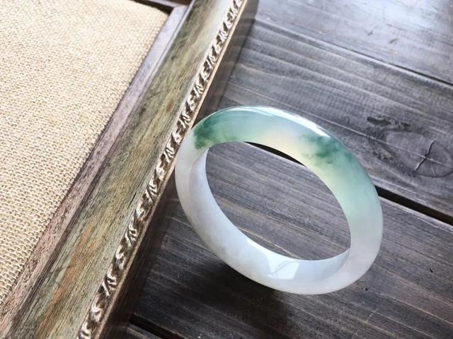 售价一千块和一万块的翡翠，它们的差别在哪里？  第2张