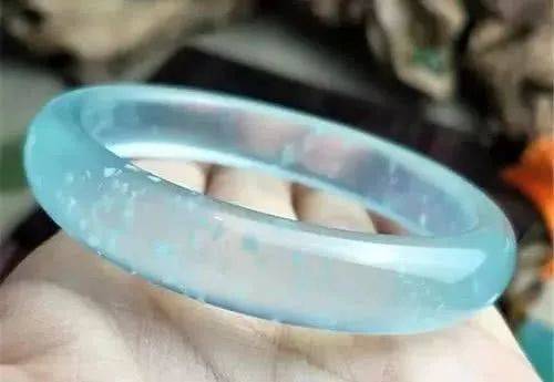 绿色的翡翠手镯神秘“网红”玉石品种，价格全靠吹，真的不值钱！  第15张