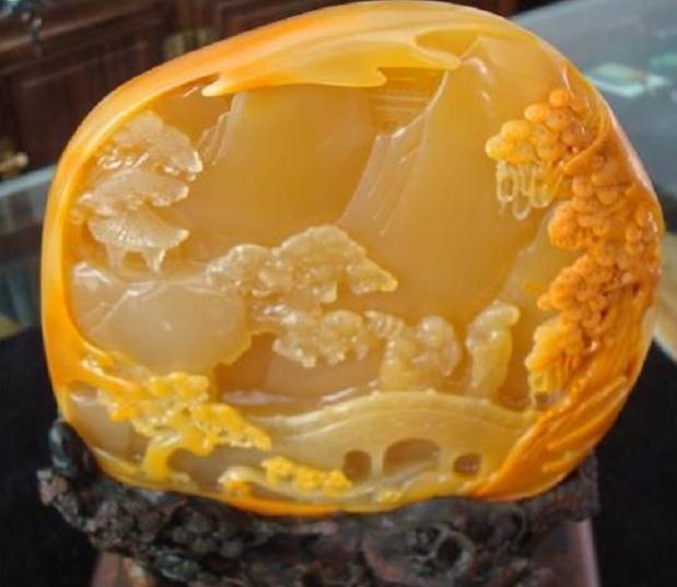 618秒杀翡翠手镯过去普通的石头，如今已成为玉石，说说黄龙玉  第2张