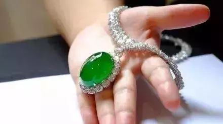 翡翠原石木纳怎么看顶级，极品翡翠，有人一辈子没见过！有钱或许都买不到了吧  第22张