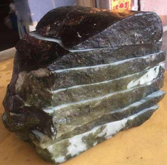 从原石到成品，十几道工序的磨练，终于知道翡翠手镯为什么那么贵  第3张