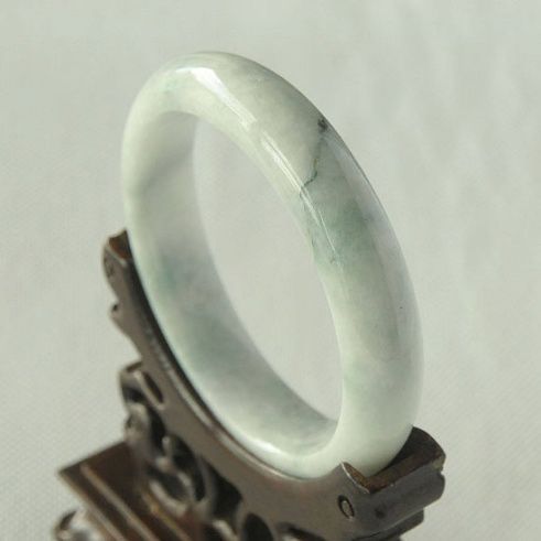 一千的翡翠手镯值不值得买，低价的翡翠手镯真的就全是瑕疵吗  第2张