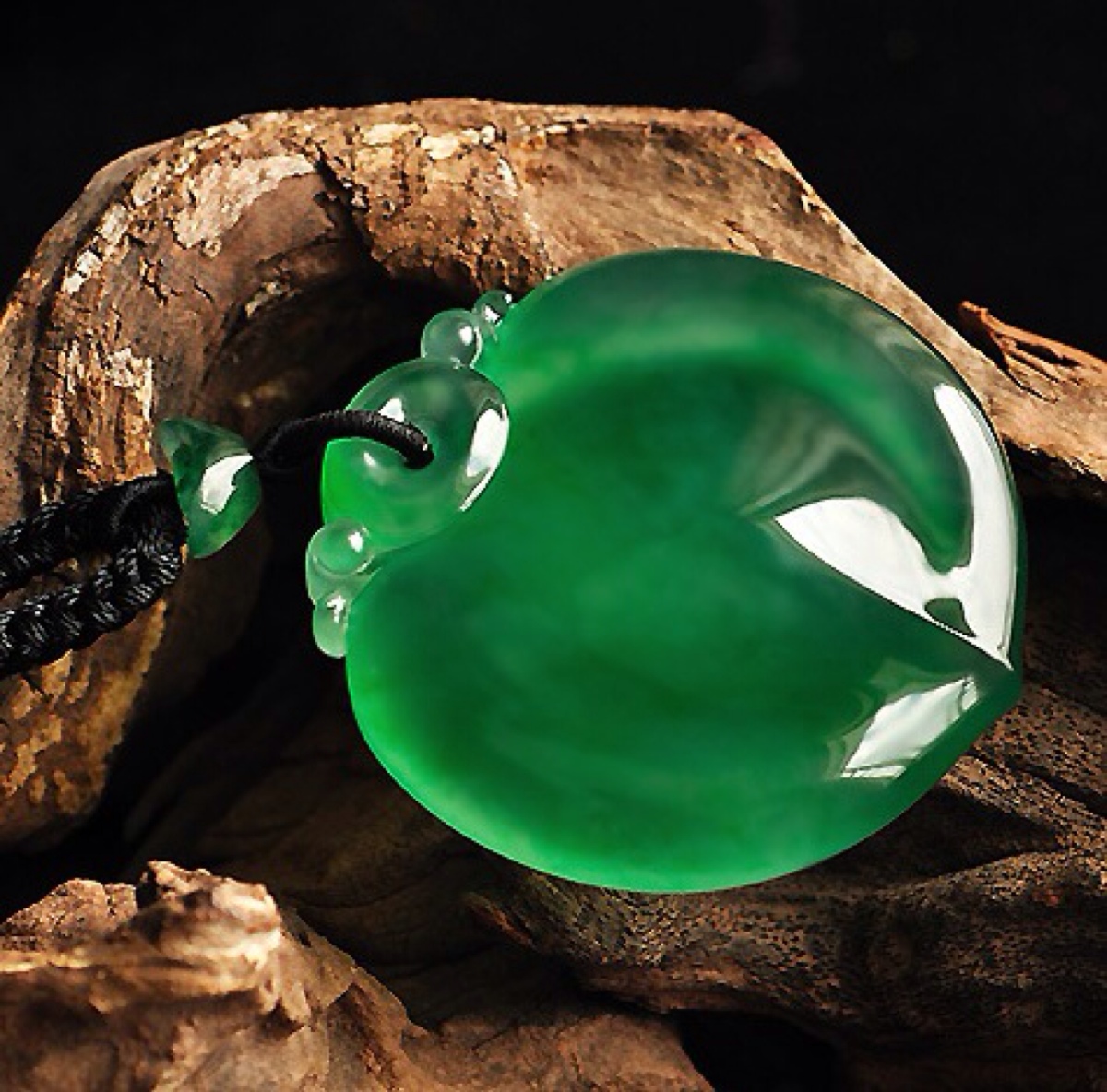 干青种翡翠手镯交易同是绿色翡翠，为什么价格差别就这么大呢？看完你就明白了  第2张