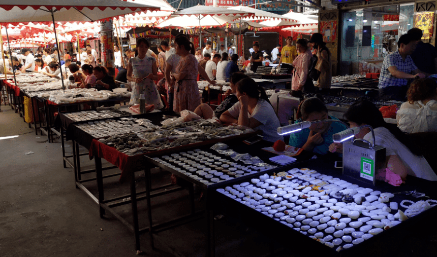 日赚40000！假如拿玉石摆地摊，他敢卖你敢买吗？  第18张