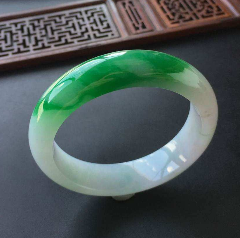 缅甸翡翠原石手镯料以往一件难求，如今数千元就能拿下，满绿翡翠开始贬值了吗？  第10张