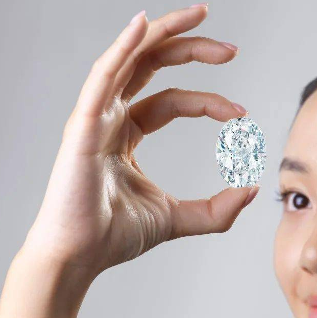 金鱼翡翠吊坠苏富比亿元成交一颗102.39克拉无瑕钻石，能够随身携带的“流通硬货”正是投资热门！  第11张