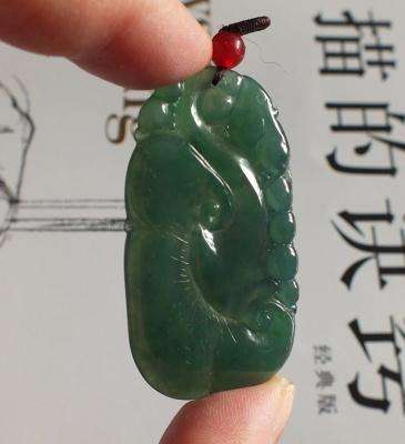 翡翠手镯能变小吗油青种翡翠被行内认为是“较亏的品种”，那它真的不值得购买吗？  第2张