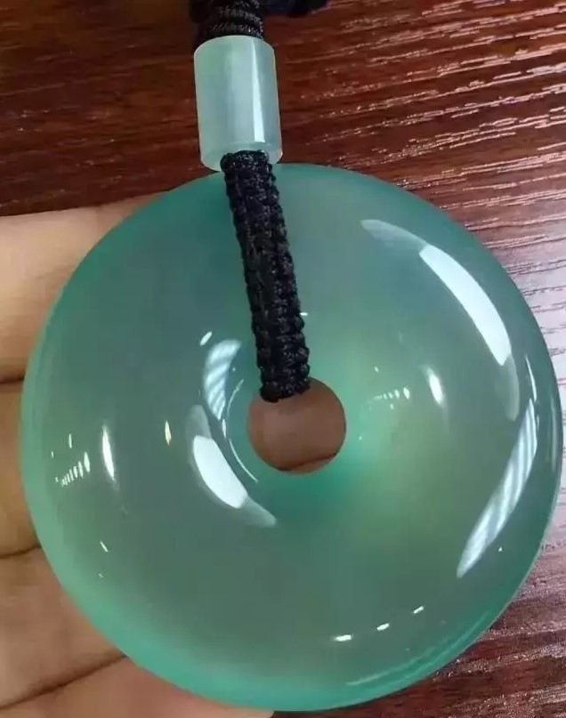 男的带和田玉还是翡翠翡翠特殊品种芙蓉种价值如何呢？  第2张