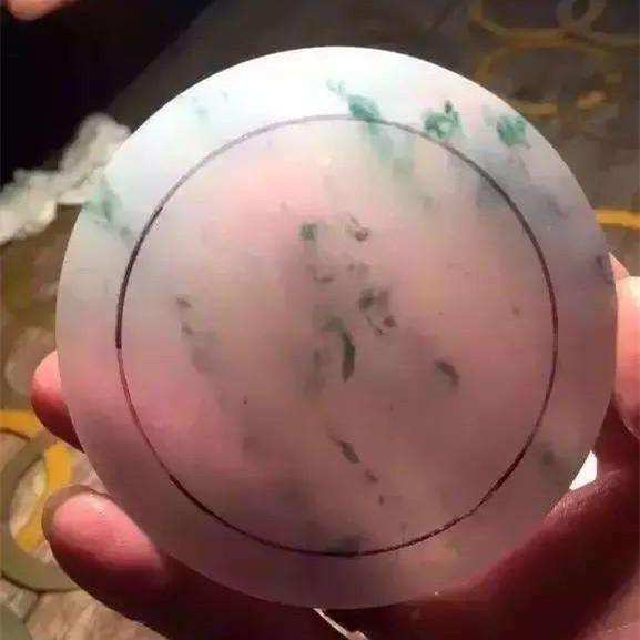 从原石到成品，十几道工序的磨练，终于知道翡翠手镯为什么那么贵  第6张