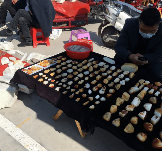 日赚40000！假如拿玉石摆地摊，他敢卖你敢买吗？  第9张